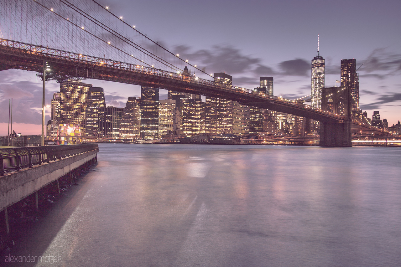 Foto von Skyline zur blauen Stunde in New York